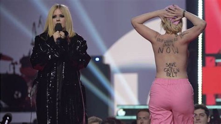 
Avril Lavigne’s Juno Awards Speech Interrupted by Topless Protestor 