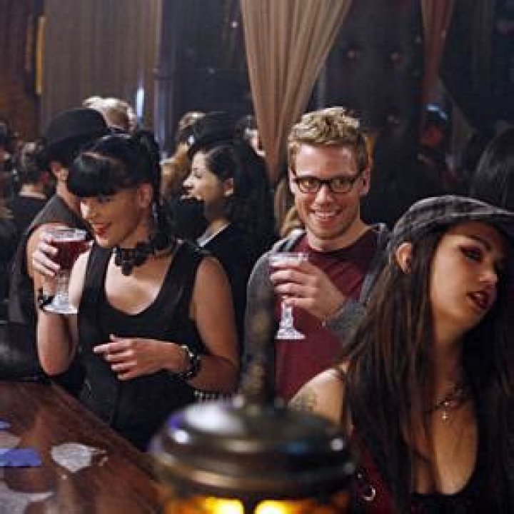 Barrett Foa is Gay, he is NOT married Renée Felice Smith. Wiki