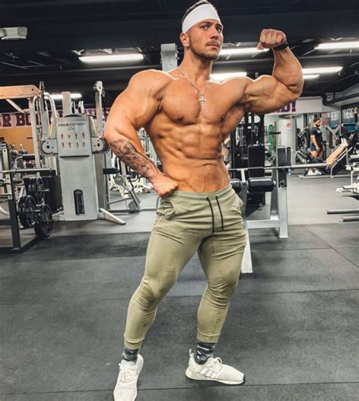 Chris Bumstead’s Biography – Girlfriend, Height, Age. Steroids
