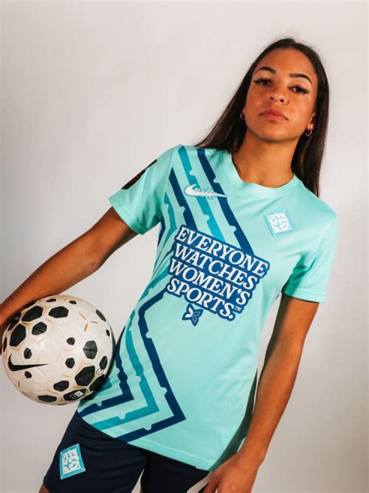 Delphine Cascarino Biography: Boyfriend or Girlfriend, Family, Salary & Net Worth