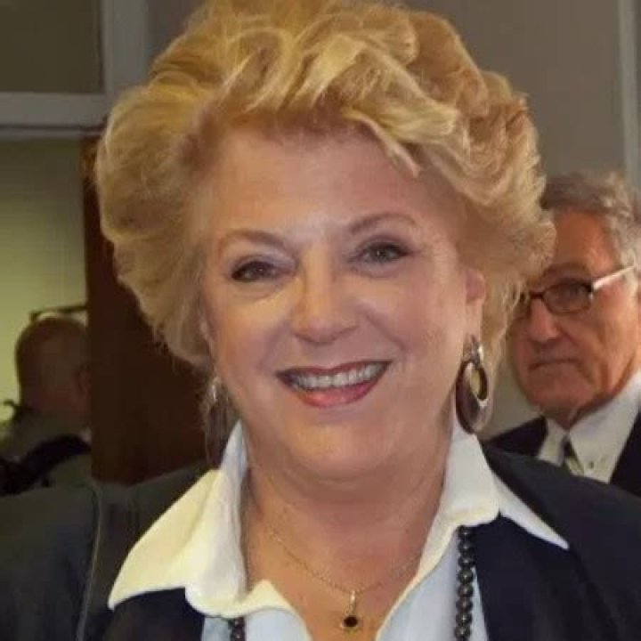 Dianne Holechek Height, Weight, Net Worth, Age, Birthday, Wikipedia, Who, Nationality, Biography