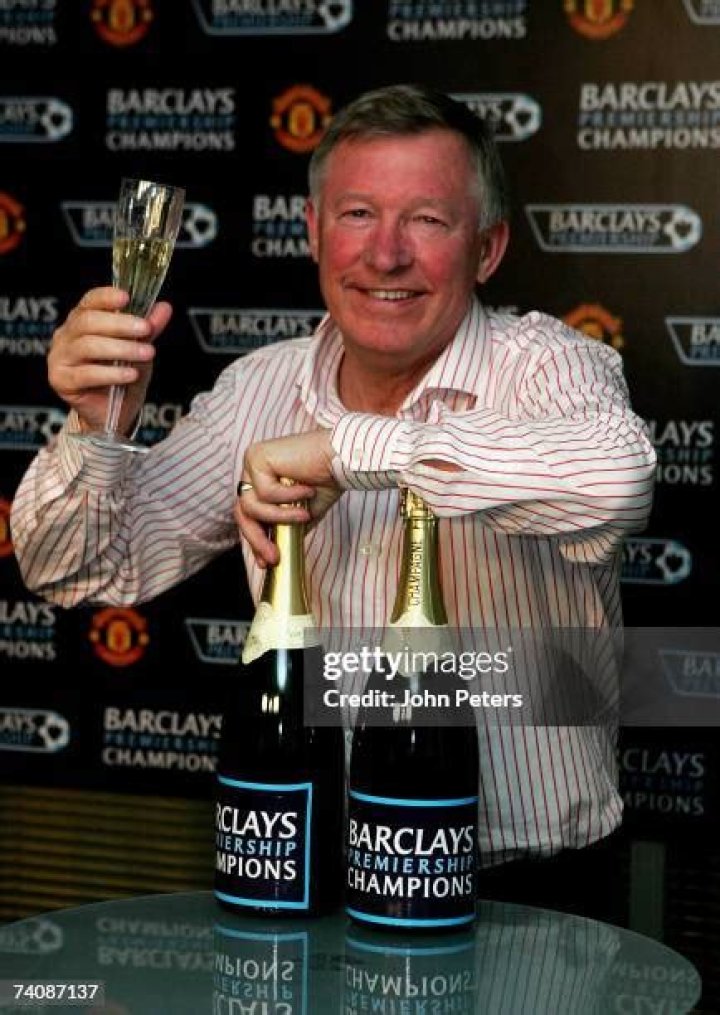 
DJ Cuppy Celebrates Manchester United’s Loss With A 24 Carat Gold-plated Pounded Yam. 