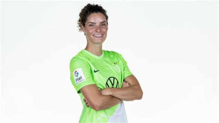 Dominique Janssen Biography: Boyfriend or Girlfriend, Family, Salary & Net Worth