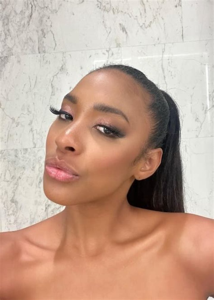 Dora Dolphin Height, Weight, Net Worth, Age, Birthday, Wikipedia, Who, Nationality, Biography