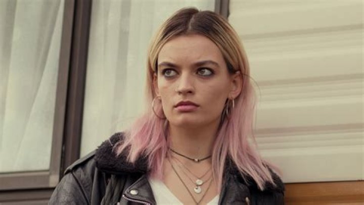 Emma Mackey’s Relationship: Is She Dating and Who Is Her Boyfriend?