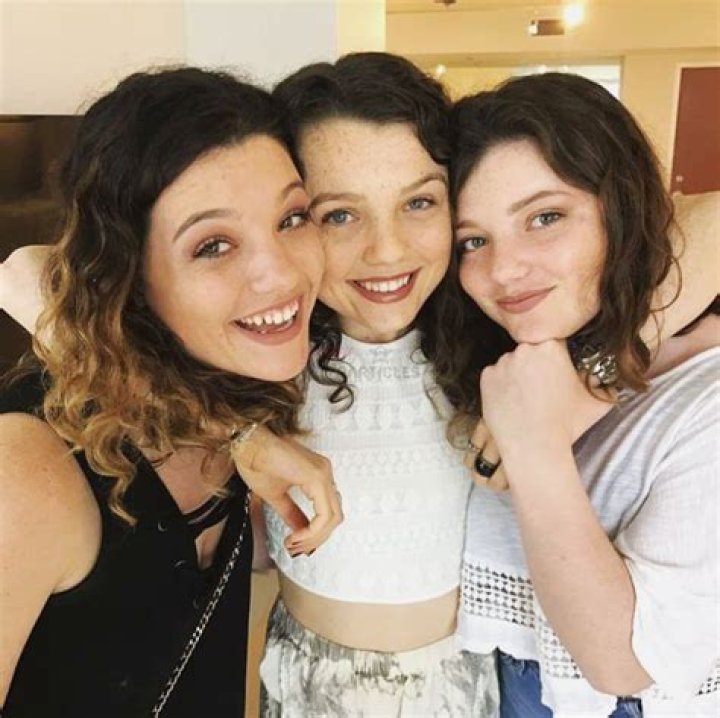 
Here’s Everything You Need to Know About Stefania Lavie Owen Parents and Siblings 