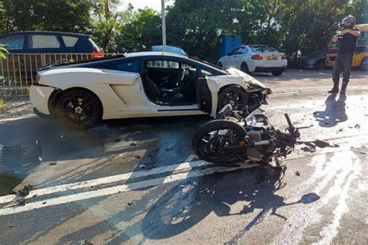 
HK motorcyclist seriously injured in head-on collision with Lamborghini ,Biker Smashes 
