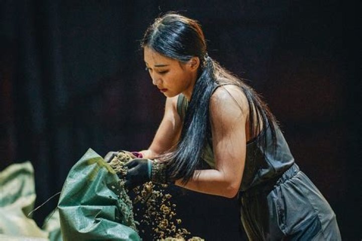 
How many contestants were to advance to final quest on Physical 100? Number leaves cast stunned 