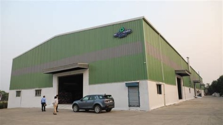 
Hungarian govt extends fuel, food price caps until year-end 