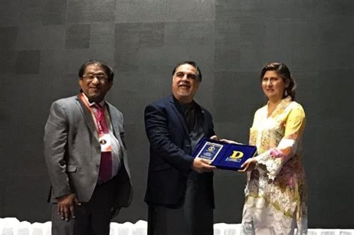 Hussain Dawood Wife Kulsum | Kids Azmeh, Shahzada, Sabrina And Samad