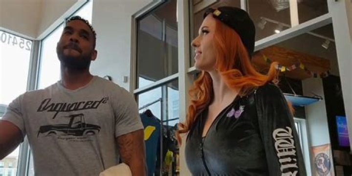 
Is Amouranth Really Pregnant With Boyfriend in 2022? Baby Bump & Weight Gain Rumors 