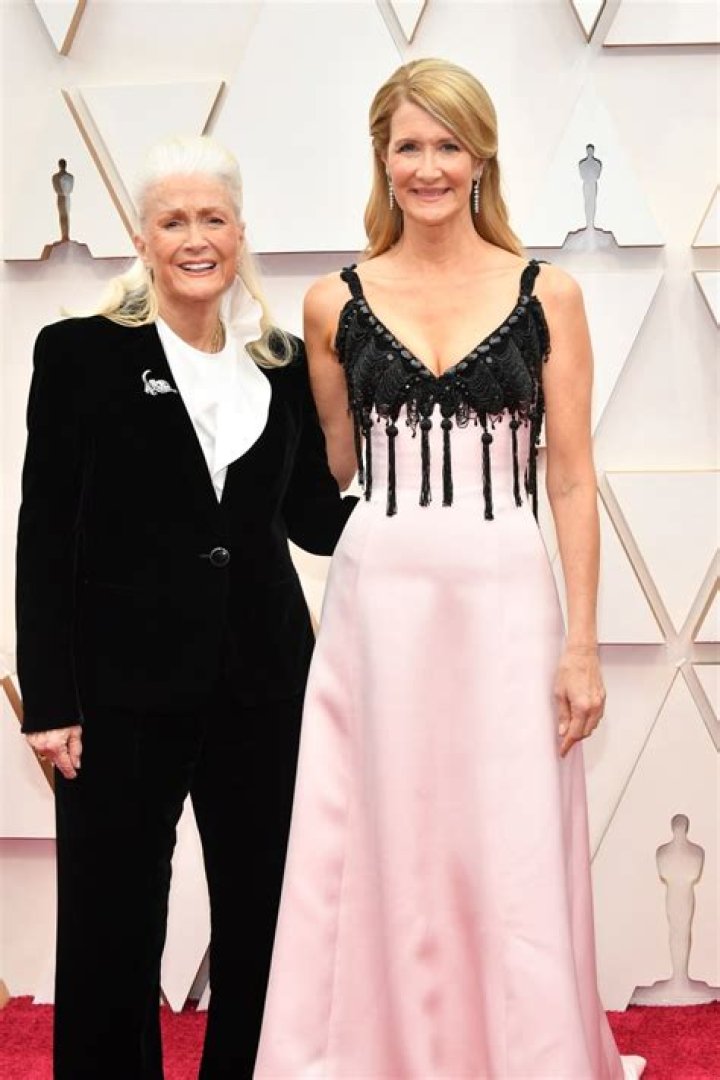 Is Laura Dern Gay? Get More Information!