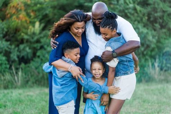 
Is Mike Winfield Married To A Wife? His Relationship And Family Life Details 