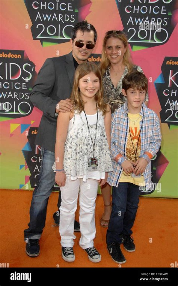 
John Leguizamo Wife Photos Including Two Children And Family 