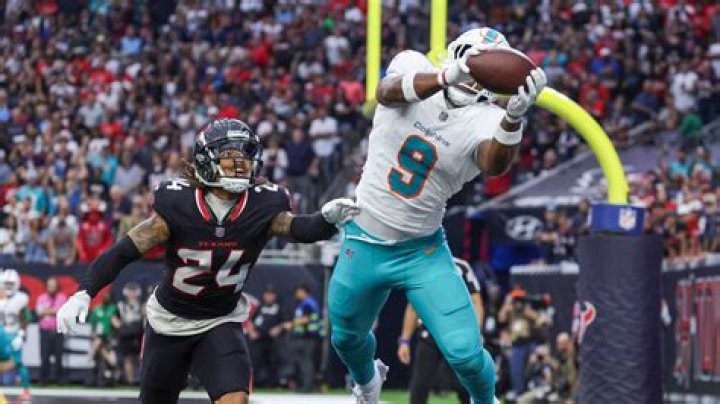 
Jonnu Smith Height, Weight, Net Worth, Age, Birthday, Wikipedia, Who, Instagram, Biography 