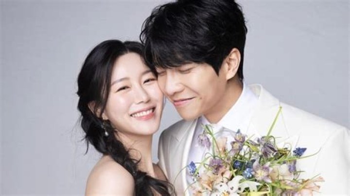 
K-Drama Stars Lee Seung-gi and Lee Da-in Announce Marriage Plans 