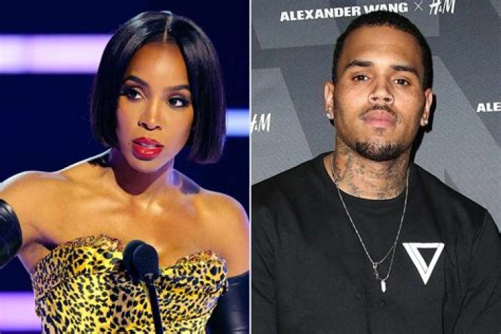 
Kelly Rowland Asks 2022 AMAs Crowd to ‘Chill Out’ After Chris Brown Win Elicits Boos 