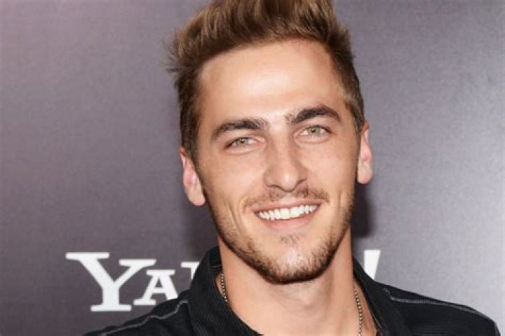 Kendall Schmidt Height, Weight, Net Worth, Age, Birthday, Wikipedia, Who, Nationality, Biography