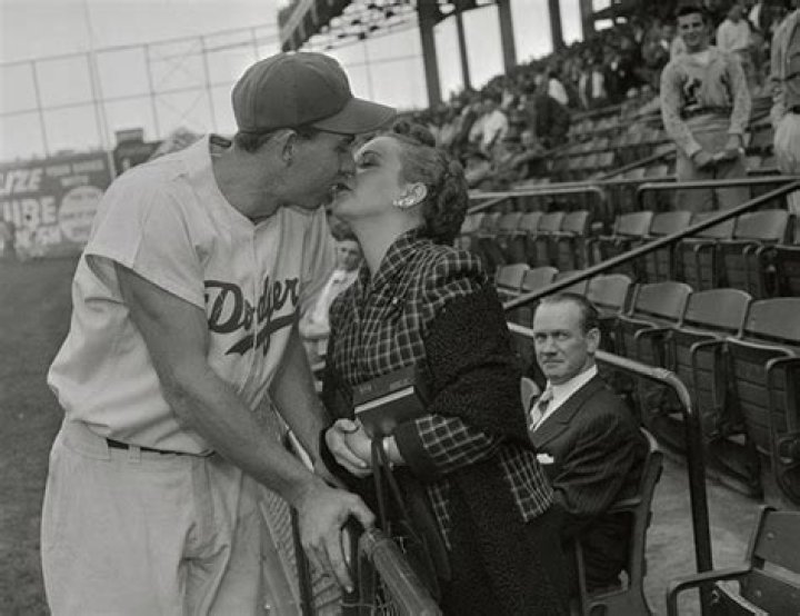 
legendary Dodgers Player Gil Hodge’s wife, Joan Hodges, Dies at 95 