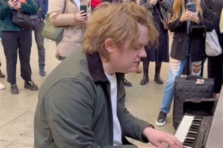 
Lewis Capaldi Stuns London Commuters by Performing on Train Station Piano 