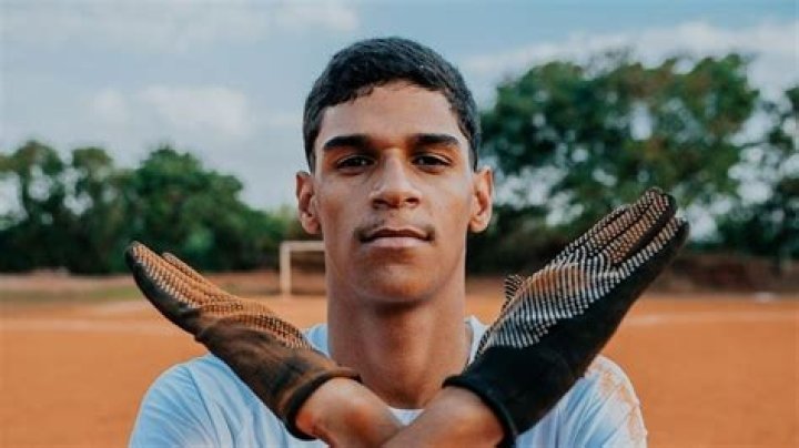 
Luva de Pedreiro Football Influencer Viral On TikTok and Instagram 