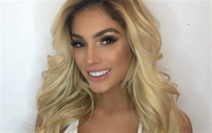 
Lyna Perez Biography and Net Worth of The Instagram Model 