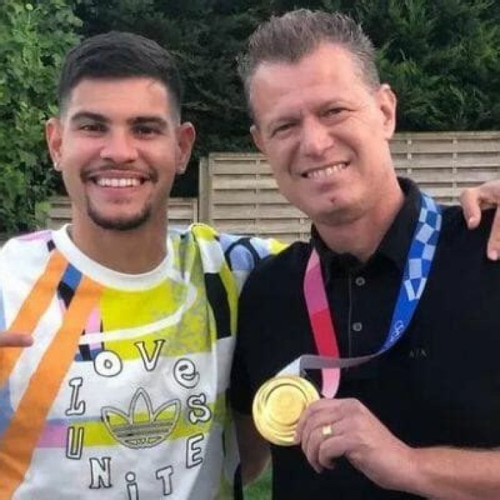 
Meet Bruno Guimarães Parents, Dick Gomez And Marcia Moura | Wiki And Ethnicity 