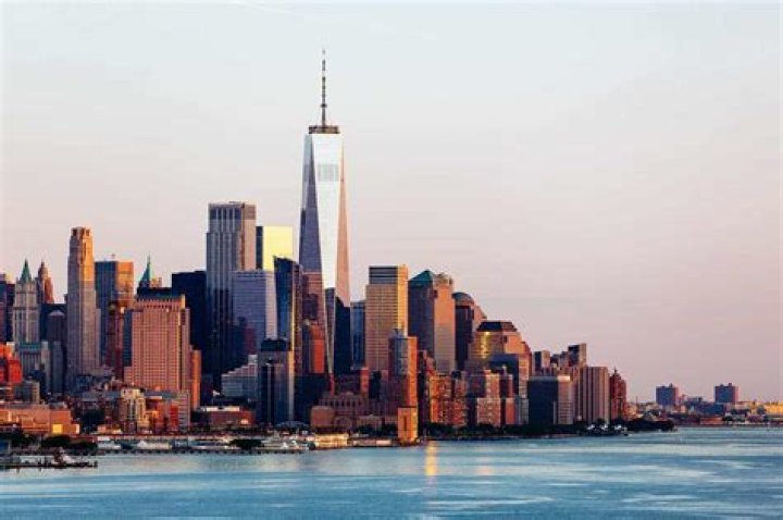 
Mystery Man Risks His Life Dangerously Jumping Across Rooftop of New York High-Rise: WATCH 