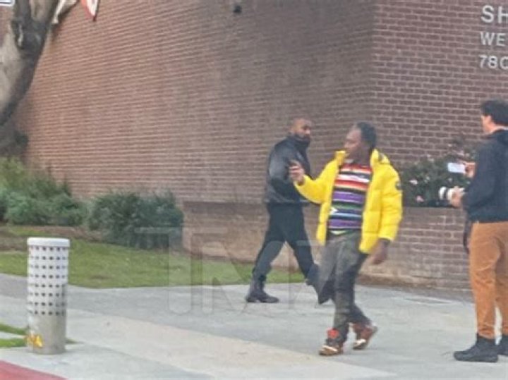 
“Old ye bout to come back”: Kanye West shown support after pleading with paparazzi to stop filming him 