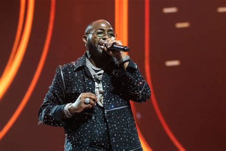 
Portable Apologizes To Davido In The Presence Of His Royal Majesty, King Olabode 