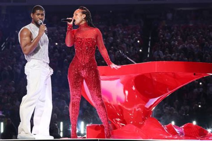 
Rihanna’s Father Found Out About Her Pregnancy During Super Bowl Halftime Show 