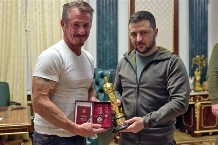 
Sean Penn Hands His Oscar Trophy to Ukrainian President Volodymyr Zelenskyy During Visit to Ukraine 