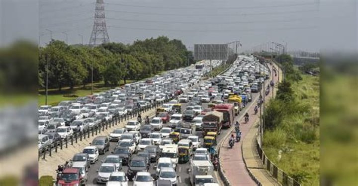 
Since 1981, vehicles multiplied by 21 times in Delhi, roads only doubled 