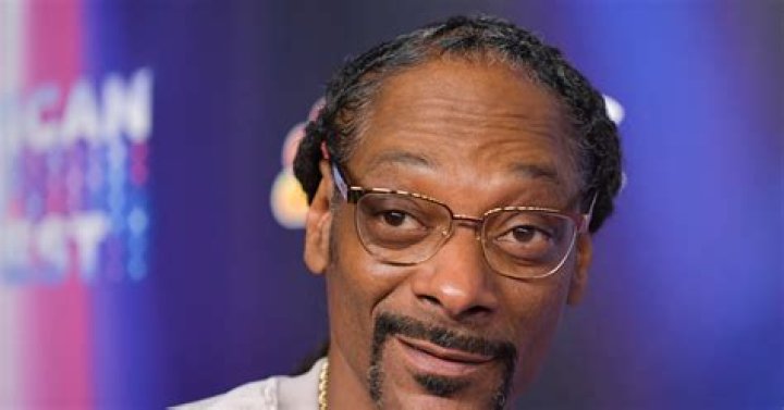 
Snoop Dogg Once Auctioned Off a Blunt for $10K to Benefit Alzheimer’s Charity, Seth Rogen Says 