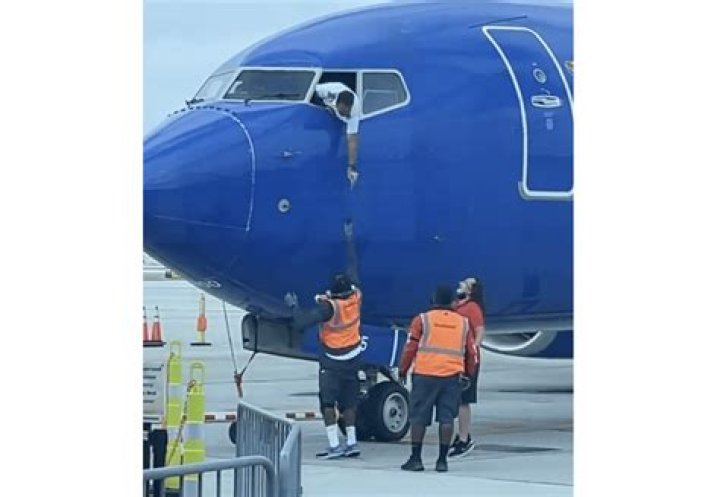 
Southwest Airlines Pilot Hangs Out of Cockpit to Retrieve Passenger’s Lost Phone 