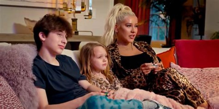 
Summer Rain Rutler Is a Little Artist – More about Christina Aguilera’s Daughter 