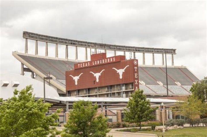 
Texas Longhorns Legend, Steve Worster, 73, has passed away 