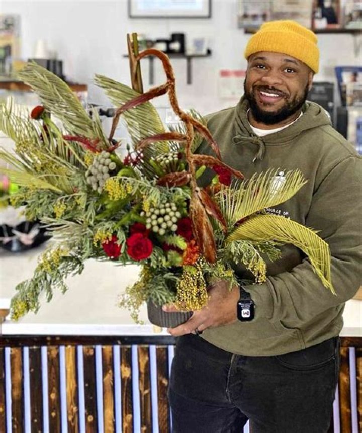 
This Chicago Couple Turns Vacant Lots into Flower Farms, Employs Local Youth as Florists: ‘There’s Hope’ 