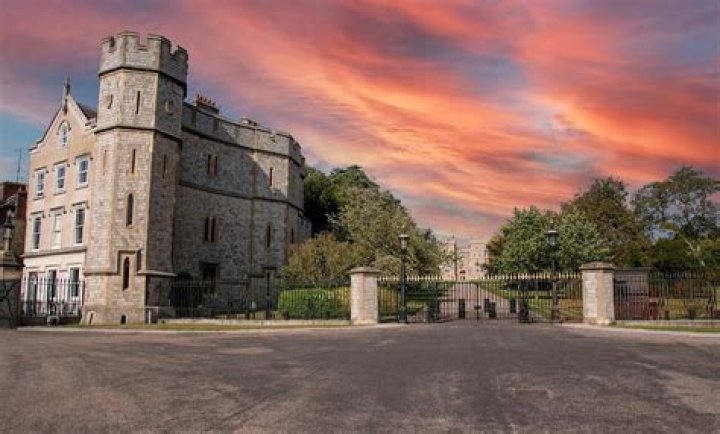 
Visitors Flock to Windsor Castle as Royal Residence Reopens 3 Weeks After Queen Elizabeth’s Death 