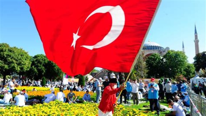 
What Is Turkish Singer Gulsen’s Religion And What Did She Say To Get Arrested? 