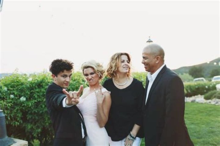 Who Are Allwyn & Laura Kelly? Tori Kelly Parents Brother & Net Worth