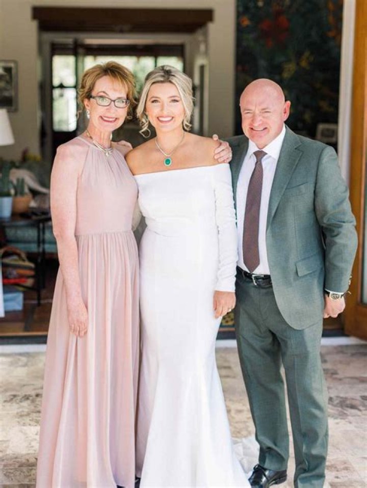 
Who are Gabby Giffordss Parents? Gabby Giffords Biography, Parents Name and More 
