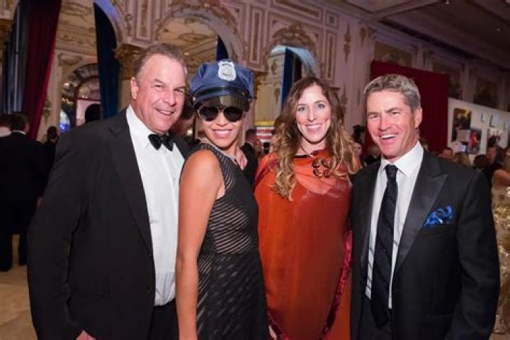 
Who Is Avram Glazer Wife, Jill Henkin Glazer? 