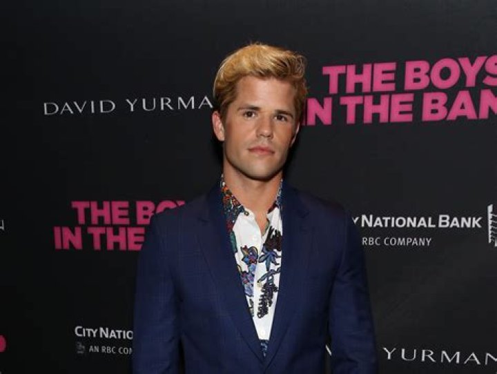 
Who is Charlie Carver? Who is his boyfriend? Twins, Age, Bio 