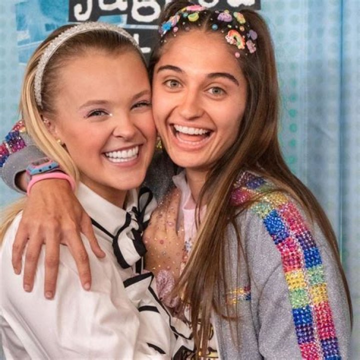 
Who Is JoJo Siwa’s New Girlfriend, Avery Cyrus? Here’s What We Know 